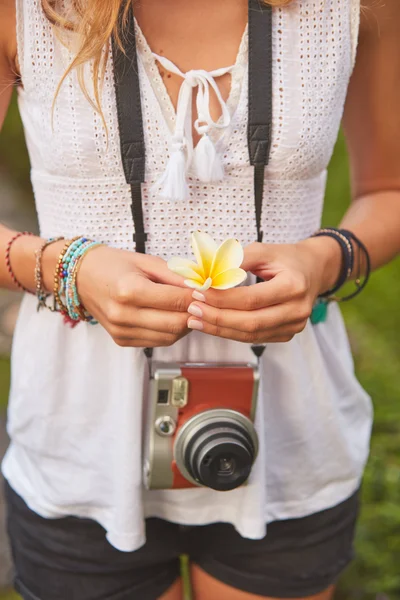 Chica posando con cámara retro vintage al aire libre . — Foto de Stock