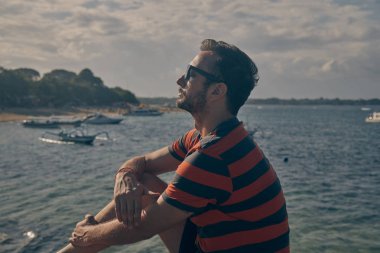 Okyanus tropikal sahilinde eğlenen adam.