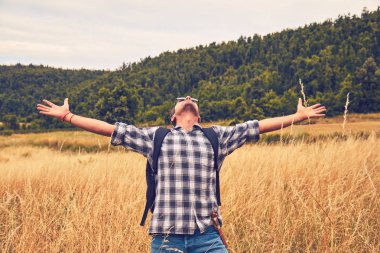 Alanda kollarını sonuna kadar açık adam yürüyüşçü.