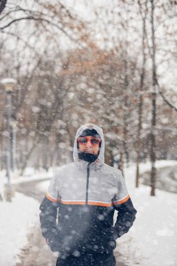 Soğuk bir kış karlı gün açık havada adam jogging.