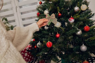 Noel için parlak dekorasyon hazırlama kadın / New Year's eve.