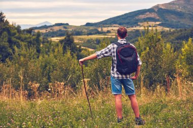 Yürüyüşçü tepelik bir manzara güzel bir manzara zevk.