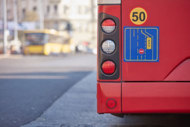 Bir istasyonda kentsel çevrede toplu taşıma / otobüs.