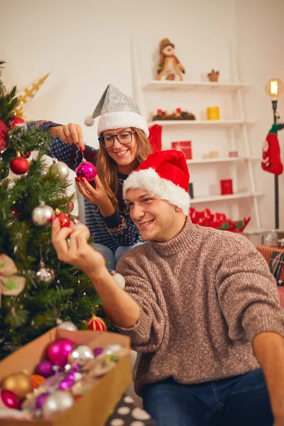 Mutlu çift ağacı Yılbaşı gecesi dekorasyon / Noel arifesi. — Stok fotoğraf