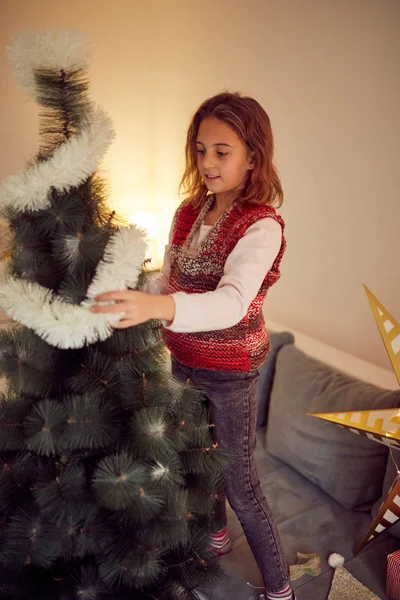 Çocuk kız Noel/yeni yıl için parlak dekorasyon hazırlanıyor — Stok fotoğraf