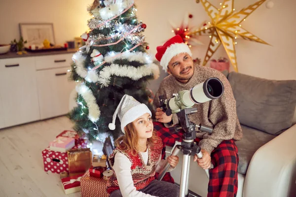 Baba ve kızı Noel 'de teleskop bakıyor/yeni — Stok fotoğraf