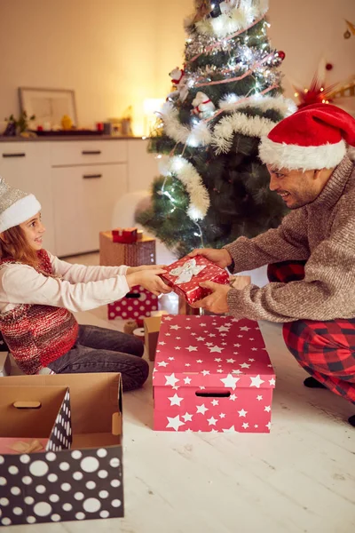 Vater und Tochter genießen Weihnachten / Neujahr. — Stockfoto