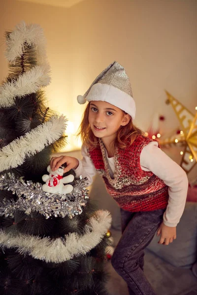 Çocuk kız Noel/yeni yıl için parlak dekorasyon hazırlanıyor — Stok fotoğraf