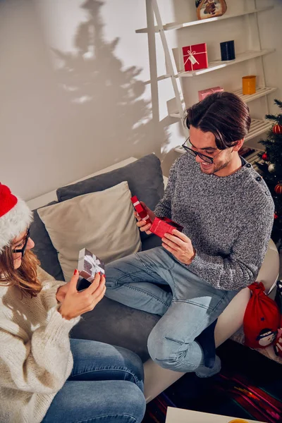 Mutlu çift yeni yıl zevk / Noel arifesi. — Stok fotoğraf