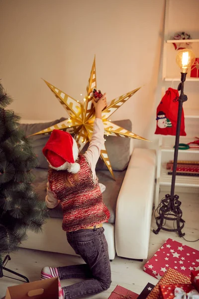 Mädchen bereitet glänzende Dekoration für Weihnachten / Neujahr vor — Stockfoto