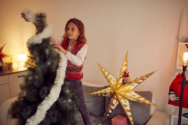 Menina preparando decoração brilhante para o Natal / Ano Novo — Fotografia de Stock