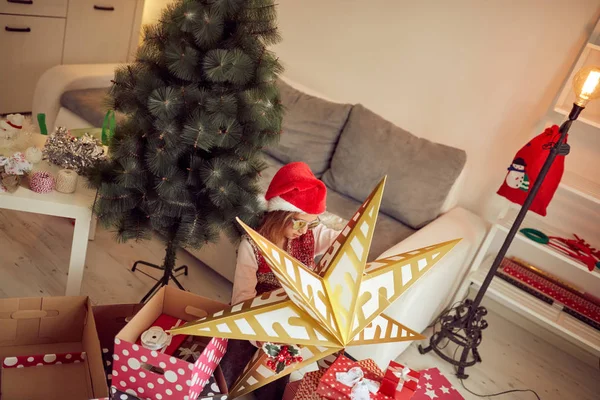 Mädchen bereitet glänzende Dekoration für Weihnachten / Neujahr vor — Stockfoto