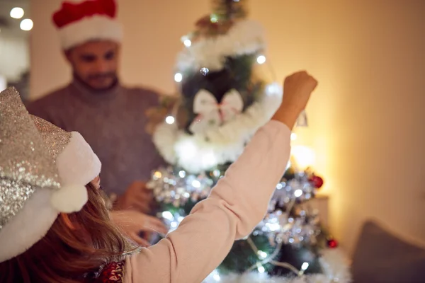 Vater und Tochter genießen Weihnachten / Neujahr. — Stockfoto