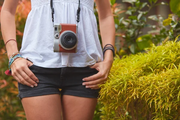 Chica posando con cámara retro vintage al aire libre . — Foto de Stock