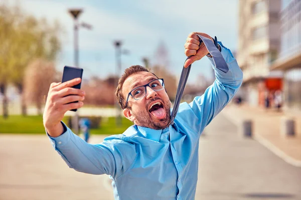 Komik işadamı açık havada akıllı telefon kullanırken kızgın almak. — Stok fotoğraf