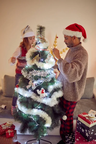 Vater und Tochter genießen Weihnachten / Neujahr. — Stockfoto