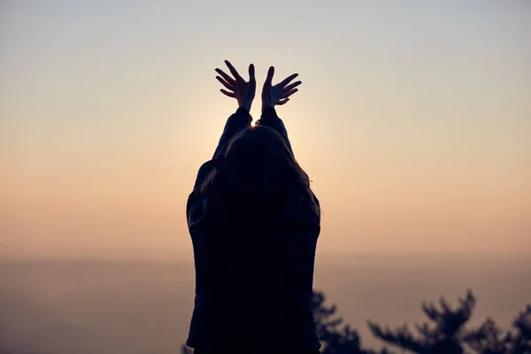 Woman with arms wide open enjoying the sunrise / sunset time. — Stock Photo, Image