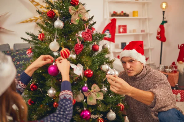 新年のツリーを飾る幸せなカップル/クリスマス ・ イヴ. — ストック写真