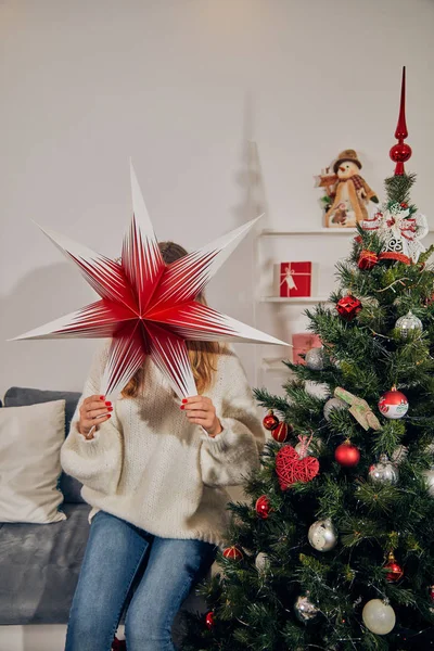 Frau bereitet Dekoration für Weihnachten / Neujahr vor. — Stockfoto