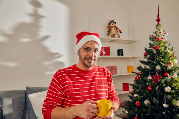 Mężczyzna czeka na Boże Narodzenie/Sylwester sam w domu. — Zdjęcie stockowe