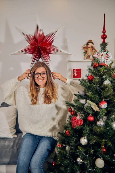 Mulher preparando decoração para a véspera de Natal / Ano Novo . — Fotografia de Stock