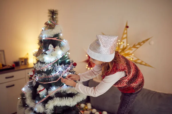 Enfant fille préparant une décoration brillante pour Noël / Nouvel An — Photo