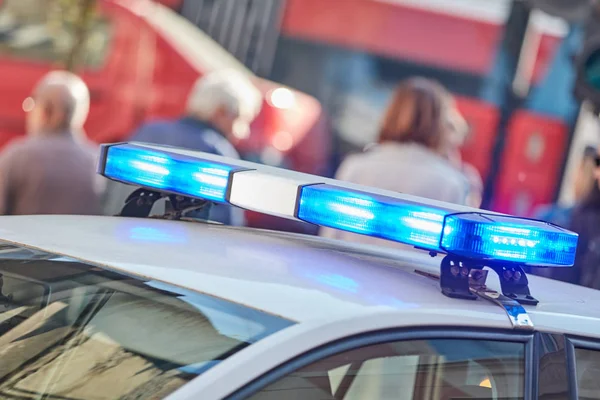 Auto della polizia con luci blu sulla scena del crimine nel traffico / urba — Foto Stock