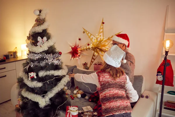 Vater und Tochter genießen Weihnachten / Neujahr. — Stockfoto