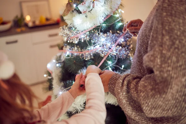 Vater und Tochter genießen Weihnachten / Neujahr. — Stockfoto