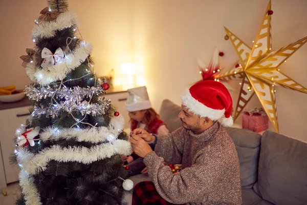 Vater und Tochter genießen Weihnachten / Neujahr. — Stockfoto