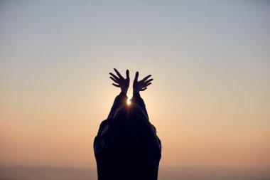 Silah geniş açık gündoğumu/günbatımı zaman zevk kadın.