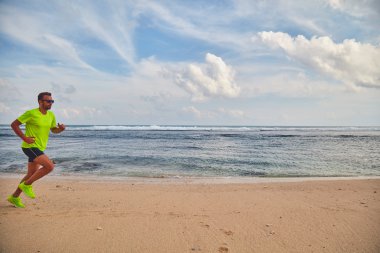 Adam çalışan/tropikal egzotik plajda koşu.
