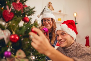 Mutlu çift ağacı Yılbaşı gecesi dekorasyon / Noel arifesi.