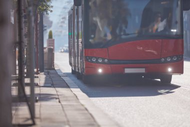 Bir istasyonda kentsel çevrede toplu taşıma / otobüs.