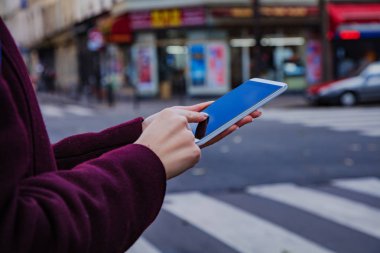 Tehlikeli cep telefonu kullanırken karşıya.