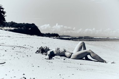 İnce kadın kumlu bir tropik plajda zevk.