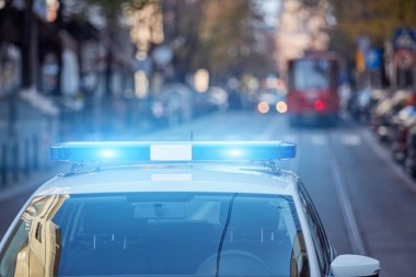 Trafik/urba suç mahallinde mavi ışıklar ile polis arabası