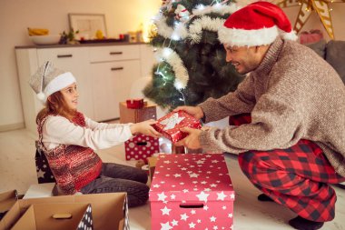 Baba ve kızı Noel 'de zevk/yeni yıl zamanı.