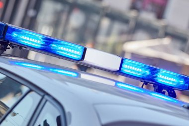 Trafik/urba suç mahallinde mavi ışıklar ile polis arabası