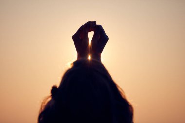 Silah geniş açık gündoğumu/günbatımı zaman zevk kadın.