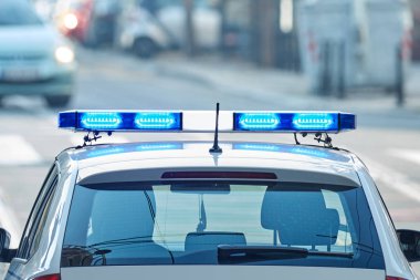 Trafik/urba suç mahallinde mavi ışıklar ile polis arabası