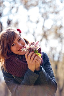 Sevimli Genç kız doğada buket güzel kokulu.