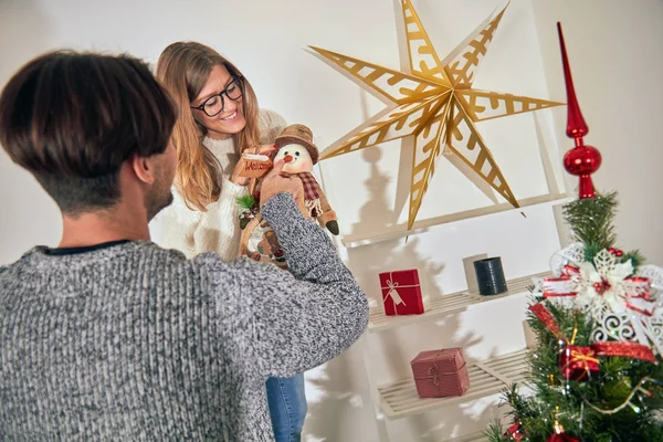 Glückliches Paar schmückt Baum für Neujahr / Heiligabend. — Stockfoto