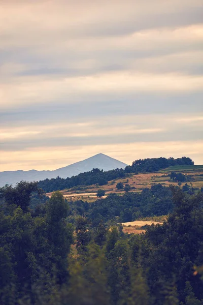 Vista da paisagem montanhosa e montanha Rtanj na Sérvia . — Fotografia de Stock