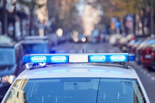 Coche de policía con luces azules en la escena del crimen en el tráfico / urba — Foto de Stock