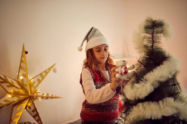 Ragazza che prepara la decorazione lucida per Natale / Capodanno — Foto Stock