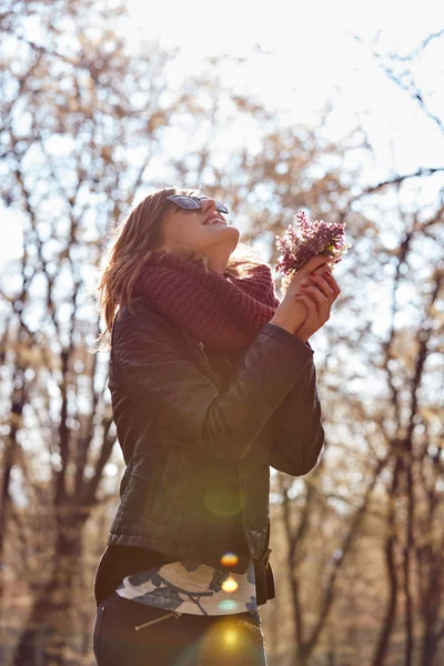 Carino ragazza profumata bel mazzo di fiori in natura . — Foto Stock