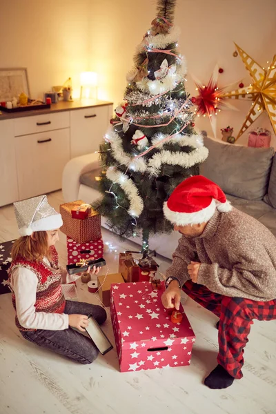 Vater und Tochter genießen Weihnachten / Neujahr. — Stockfoto