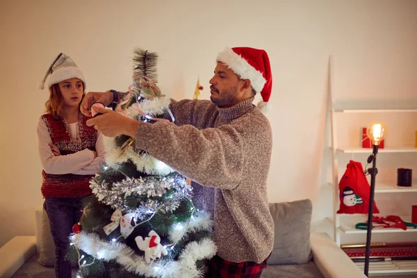 Vader en dochter genieten van Kerstmis/New year's time. — Stockfoto