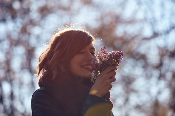 Carino ragazza profumata bel mazzo di fiori in natura . — Foto Stock